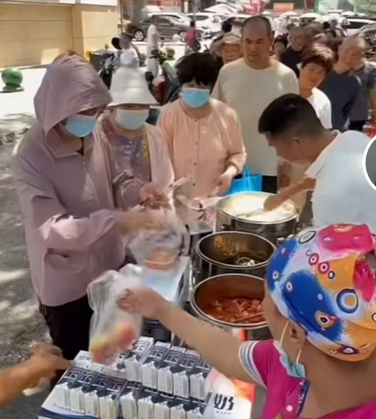 你遇到过让你“破防”的陌生人善意吗？像小任这样温暖的举动真的很戳心，评论区分享你