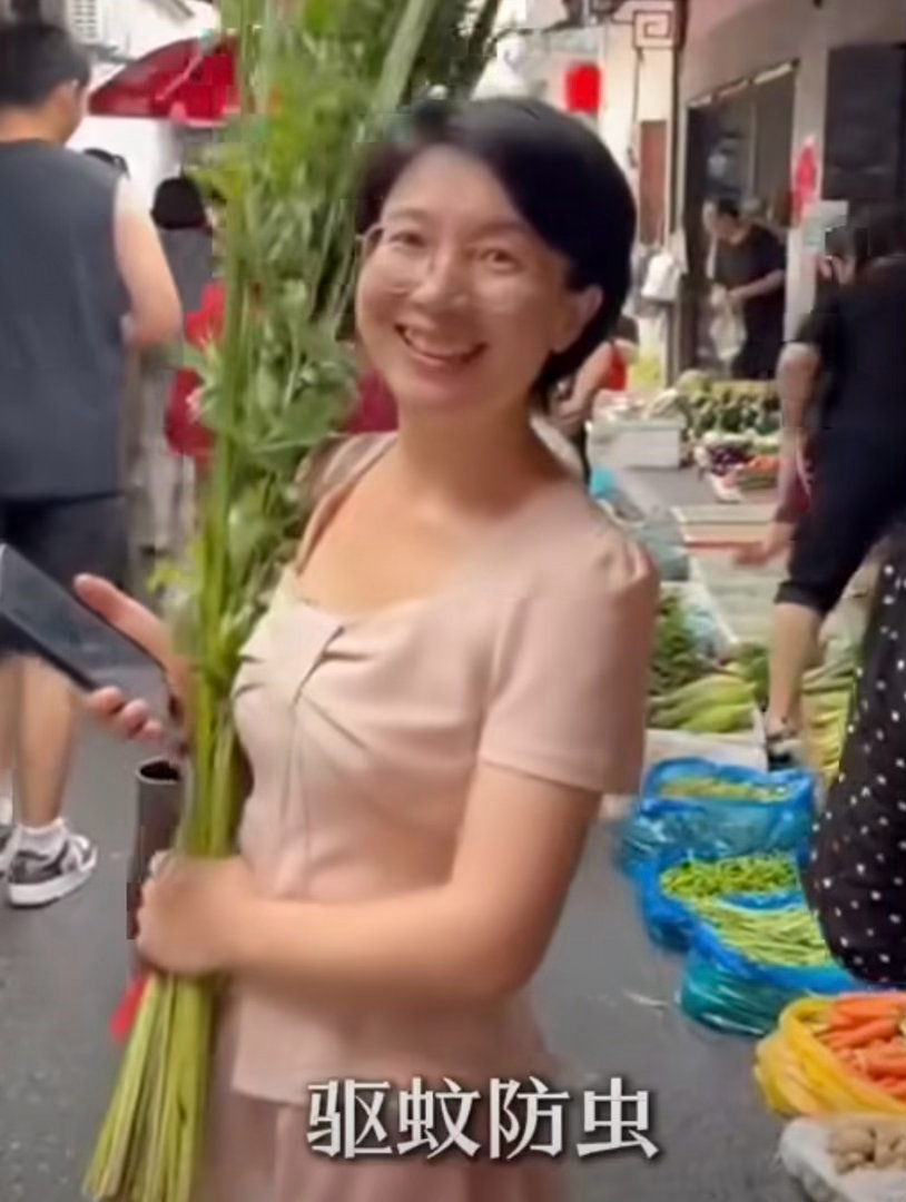 杭州的端午的仪式感是粽子给的老杭州端午的浪漫藏在粽里，邻里围坐裹粽，鲜肉蜜枣各有