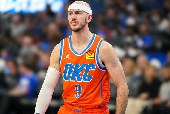 NBA常规赛卫冕冠军雷霆客场对阵热火，雷霆在最多领先12分情况下，逐步被热火的团