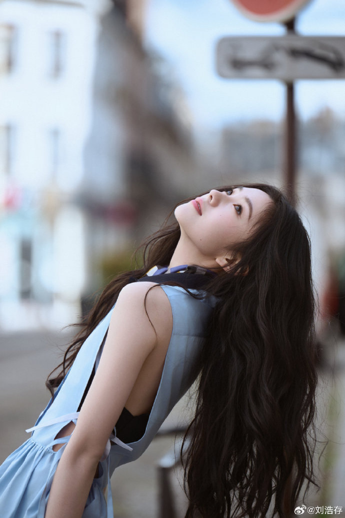 刘浩存巴黎慵懒春日造型刘浩存蓝色衬衫裙的小巧思 刘浩存在巴黎的春日造型太有氛围感