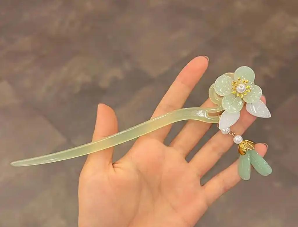 孩子的好朋友希希有一支漂亮的发簪，她很喜欢。去年冬天有一次来我家玩的时候，特意戴