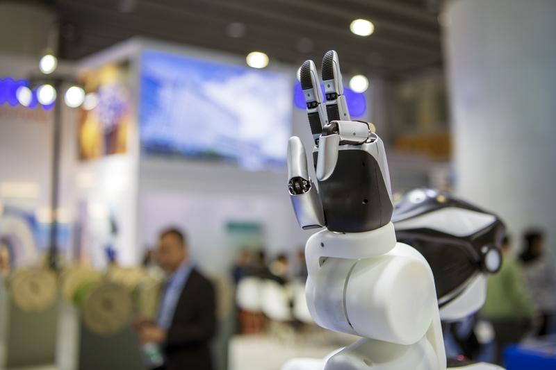 12月25日的股市着实看点十足，人形机器人概念板块简直“杀疯”了。万向钱潮股价一