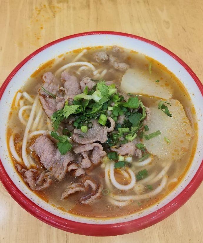 早晨总算拨开云雾见天日，连阴雨过后天气终于放晴！此时再来一碗热气腾腾的老字号生烫