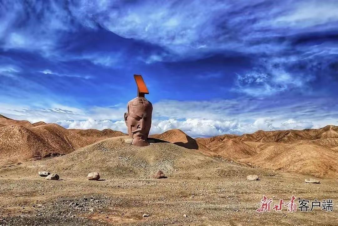 有网友说，这就是汉武帝被活埋了，否则他怎么会愁眉苦脸？
原来没有注意，这么一看好