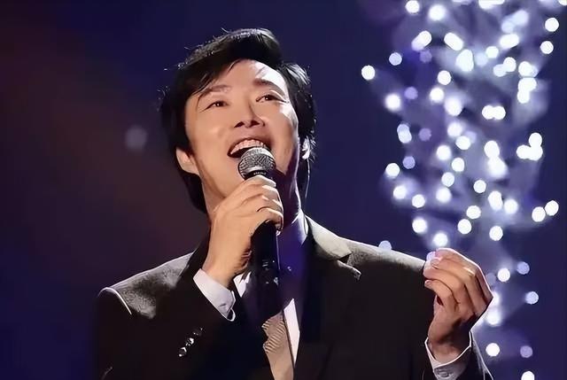 1981 年，费玉清在日本女友家过夜，女友贴心地放好洗澡水。他刚跨进浴缸，女友就