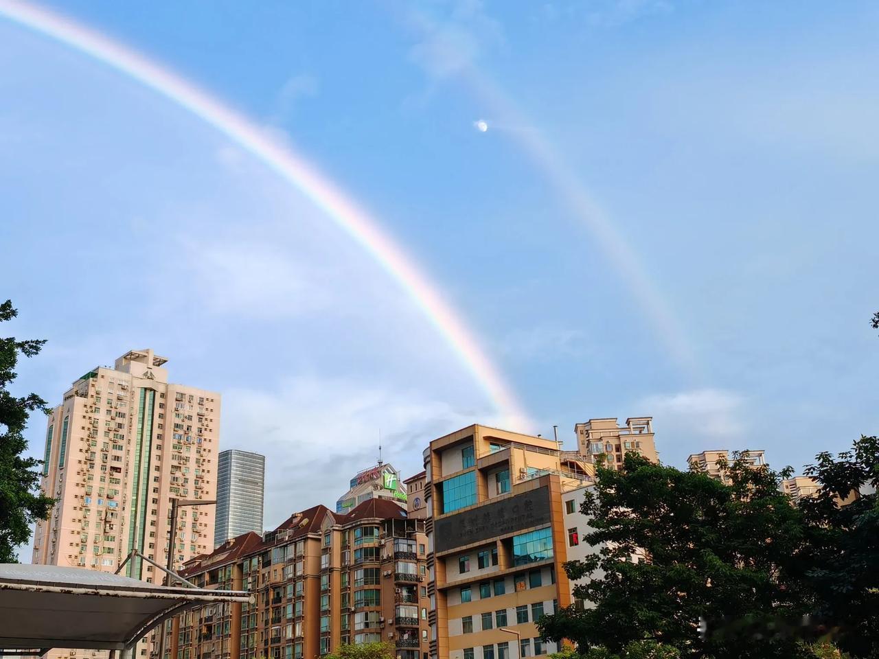 7月17日傍晚，深圳出现难得一见的双彩虹，据说，人的一生只有一亿分之一概率能够看