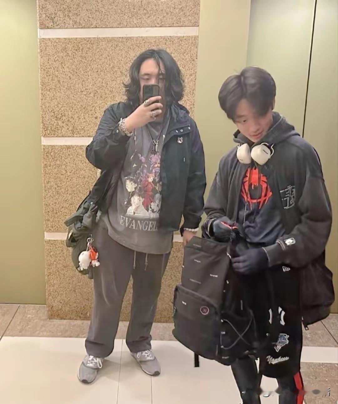 这俩小孩长大了，越来越抽象了[笑哭][笑哭]
杨威的孩子现在在香港读书，正好碰见