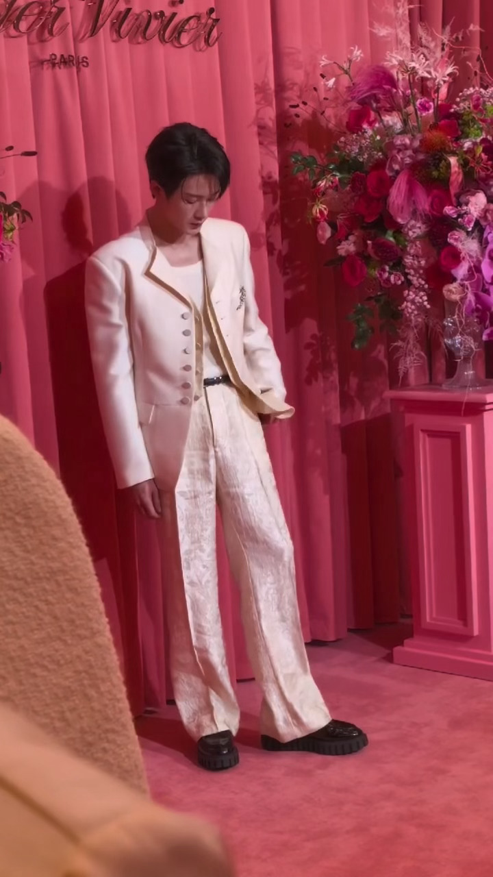 白马王子但掏兜掏了个寂寞版檀健次掏兜掏了个寂寞檀健次RV晚宴白西装造型