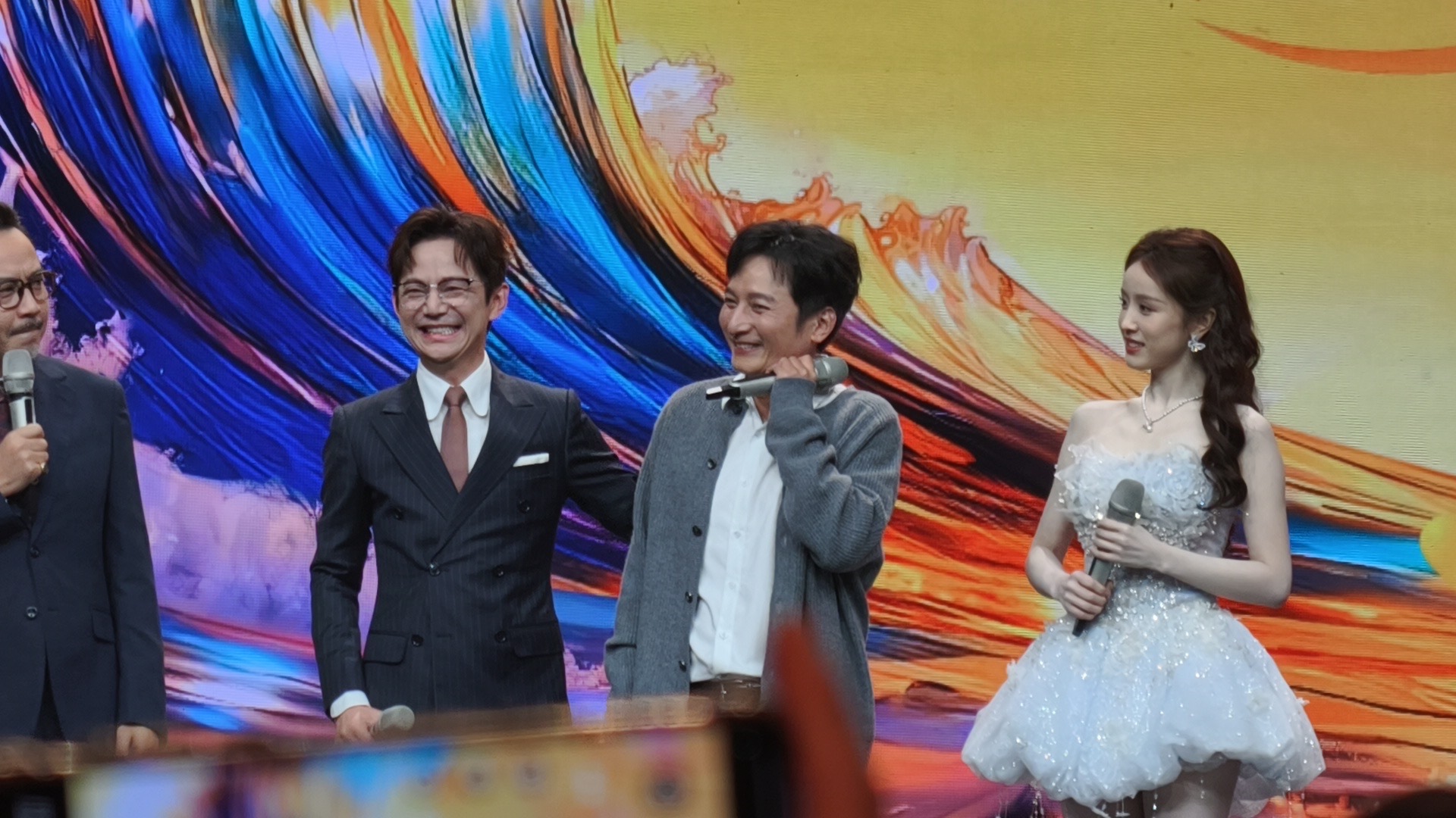 李维嘉哭了 芒果招商会催泪升级！维嘉被“回家”二字戳中泪点，哽咽登台与老搭档相拥