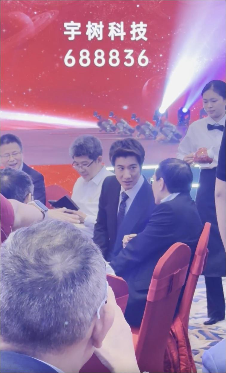 宇树科技IPO首日，为什么王力宏成为座上宾
 
8月19日，“人形机器人第一股”