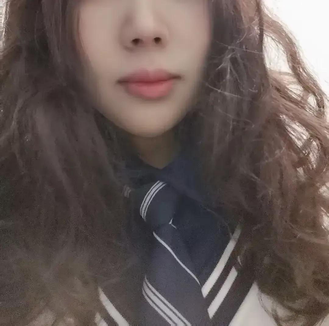 大半夜的惊醒两次，第一次梦见一个女的很漂亮，和她孩子老公来我家吃饭，我在给她端点