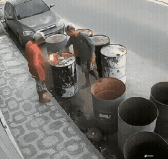 这个老6想用打火机试一下这个油桶🛢里还残留有没有气体，
有……！