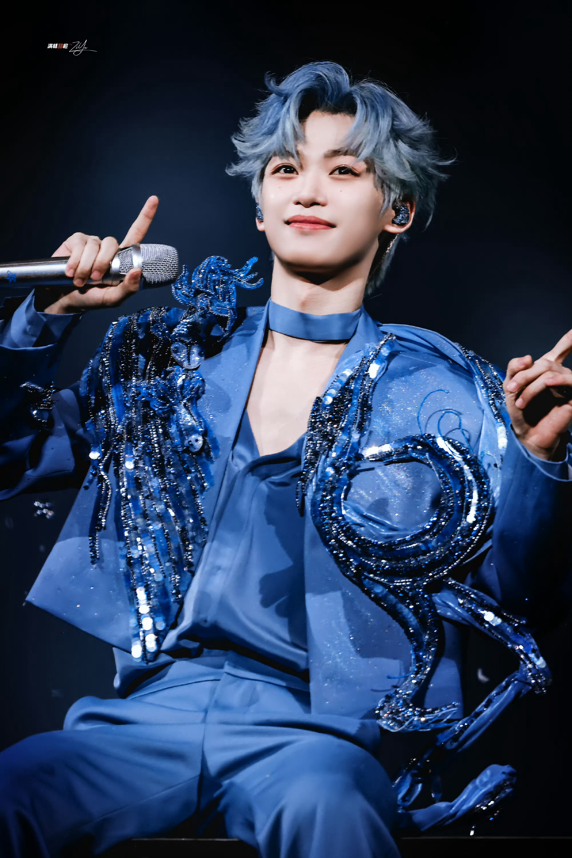 梓渝这几张图片看起来笑的好甜美呀～以后多多开演唱会呀！ 