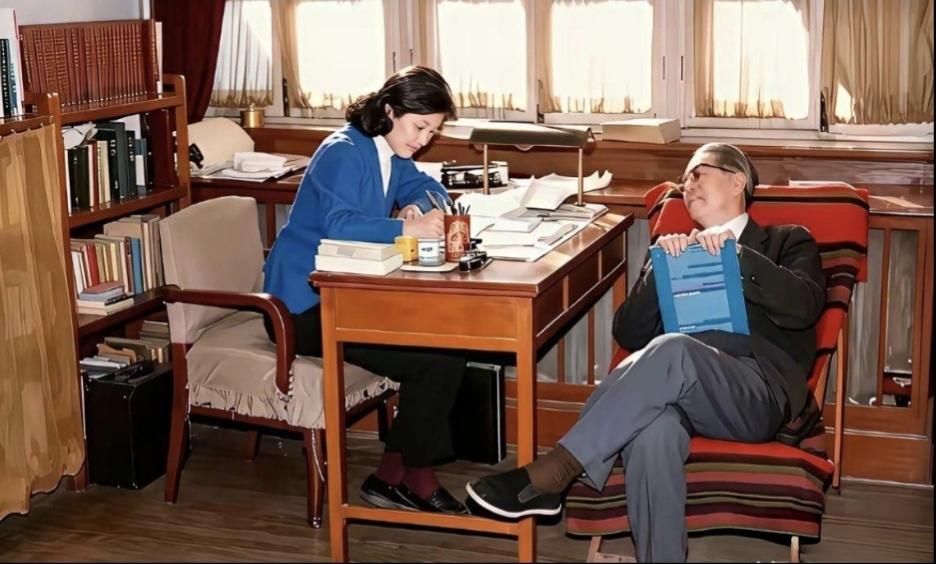 分享老照片故事上世纪七十年代，章老师跟乔老爷在办公室，章老师在整理笔记，乔老爷斜
