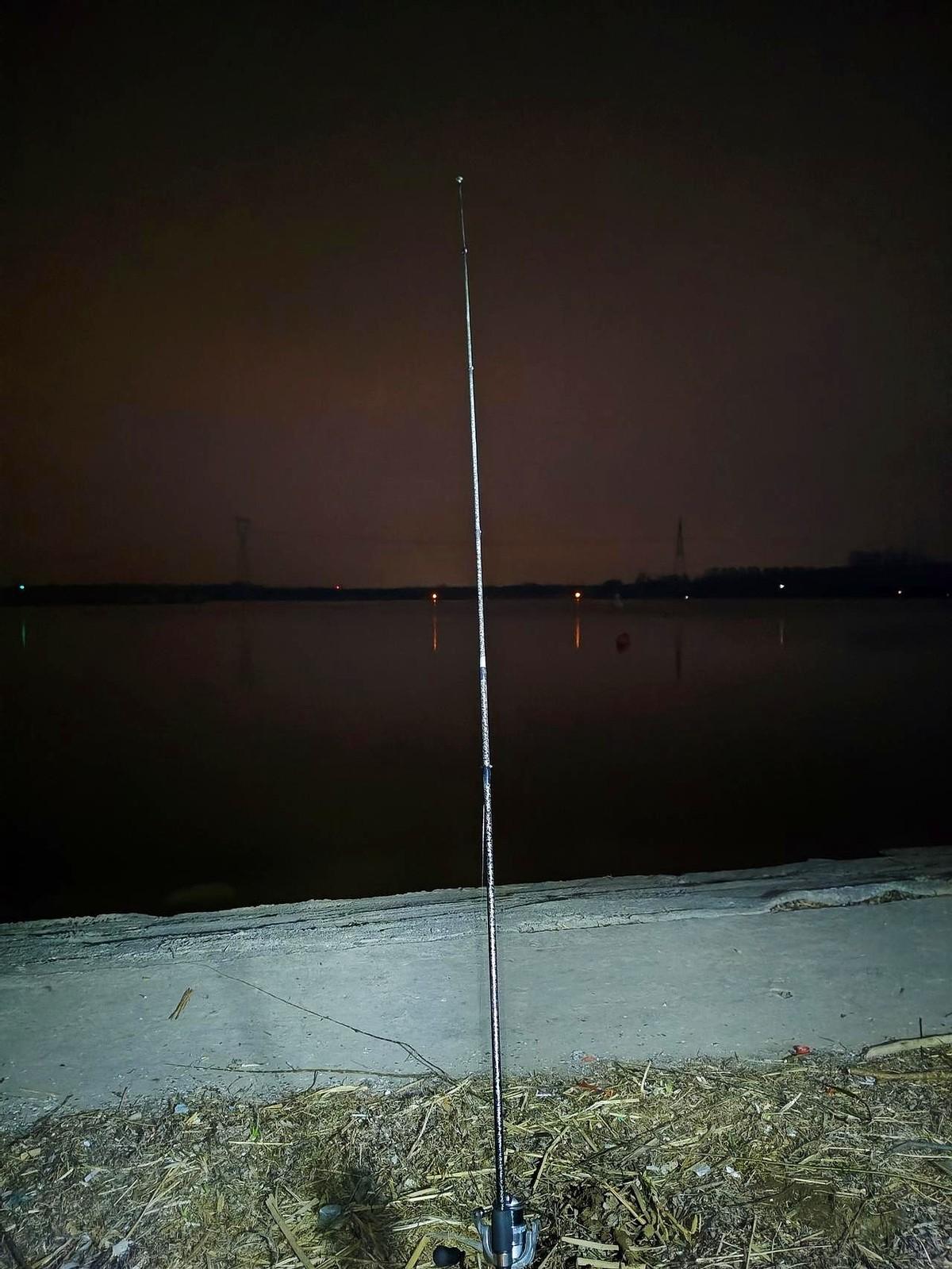 晚上用红虫，算是白干了！

前天晚上8点到10点，特意去夜钓，就想试试串钩挂红虫