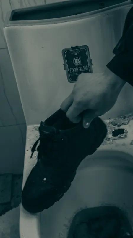这其实是强迫症（OCD）的一种极端表现，医学上称为“性洁癖”。这对杭州夫妻通过人