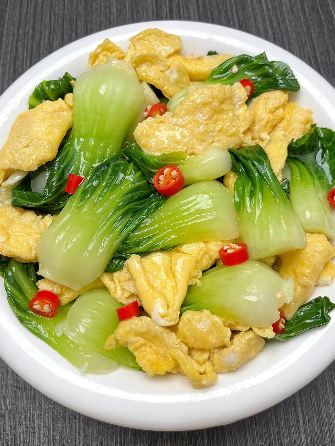 在邻居家吃过一次，唯一的缺点就是太废米饭！
做法：
1、鸡蛋煎熟盛出备用；
2、