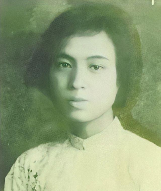 1933年的一天，何宝珍正在家带孩子，突然被国民党特务逮捕，仓促中她将儿子毛毛推