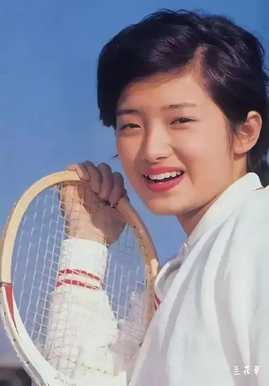 最先看到的山口百惠的照片就是这张吧！
当时看完电视剧《血疑》，极度迷恋山口百惠。