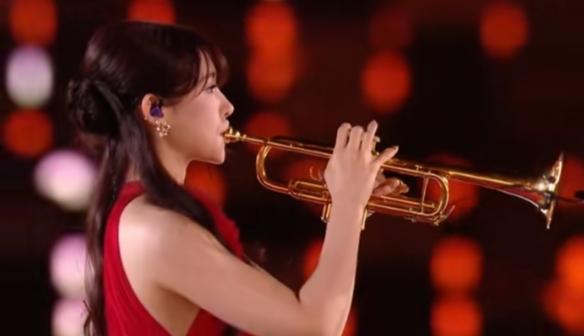 2025年12月20日，郜一霏一曲《星光启程》，直接拉开了鸿蒙星光盛典的帷幕。这