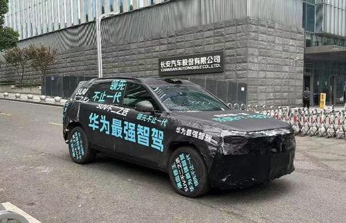 率先搭载华为智驾ADS4.0的车来了！
最近不少地方现身了一台特殊的新车谍战，车