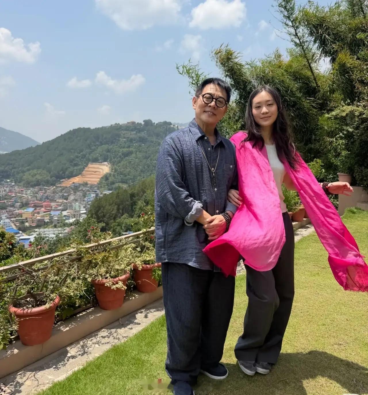 李连杰晒和小女儿合影，Jada长相甜美，很好看！他这个女儿面相柔和，很讨喜，但是