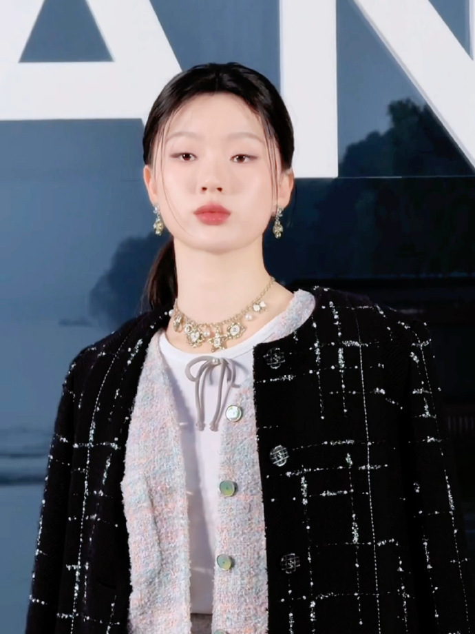 单依纯台上vs台下    看到这一次香奈儿大秀的时候单依纯台上台下反差感绝对让我