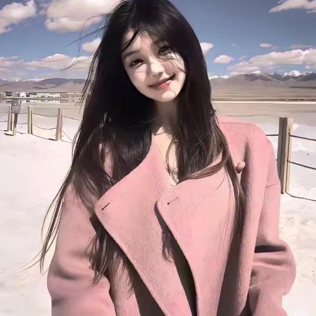 在雪域高原，甜美微笑的少女与壮丽景色同框！美少女的微笑 高原美景随手拍 高原照片