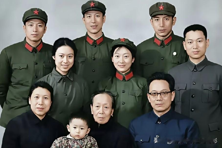 这张70年代全家福，从衣着神态中能看出怎样朴素端正的家风？