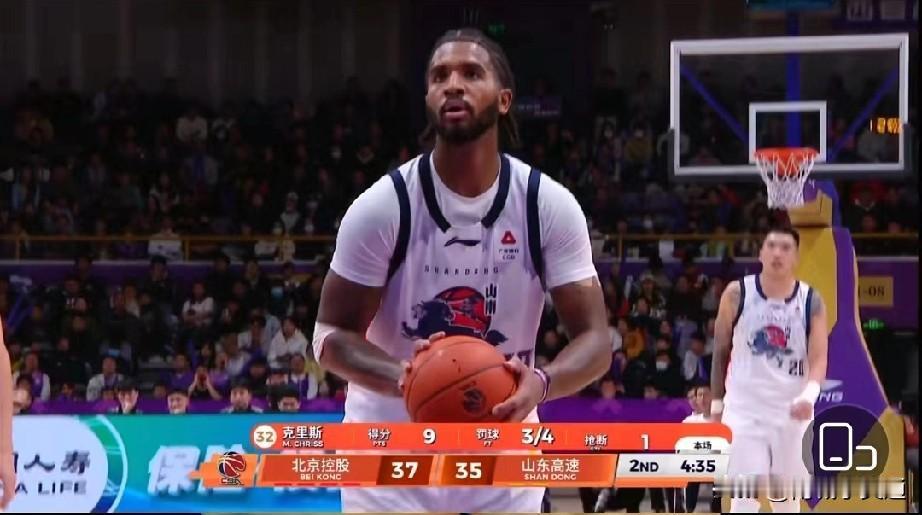 山东高速男篮今晚很憋屈，裁判哨子吹的太偏了。只要山东高速领先比分，接下来马上哨子
