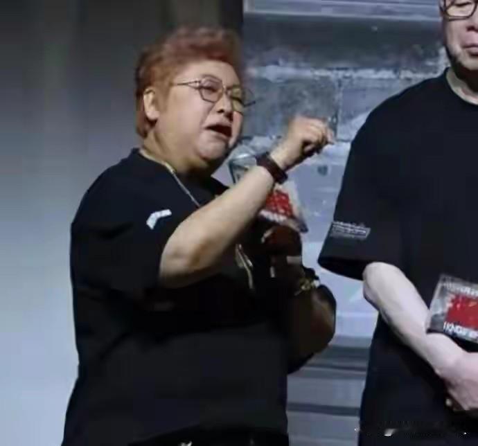 幸亏韩红只是朋友圈一时的情绪发泄，没有退出公益事业，我还以为真的退出公益事业了呢