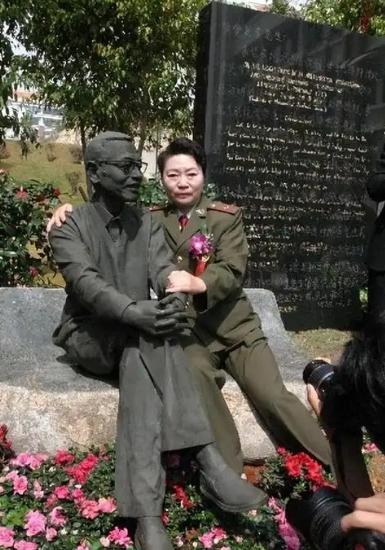 1997年，陈景润的妻子坐在丈夫的雕塑旁，紧紧搂住“丈夫”的肩膀，留下了这张感人