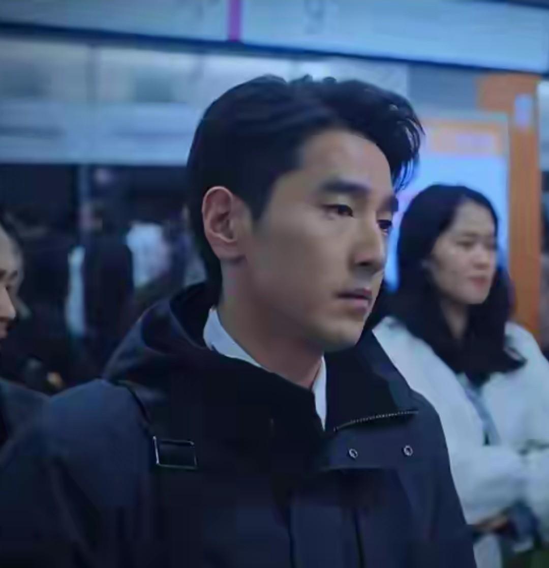 江一燕在《秋雪漫过的冬天》里的脸，绷得比剧情还紧。
这根本不是演员的个人选择，而