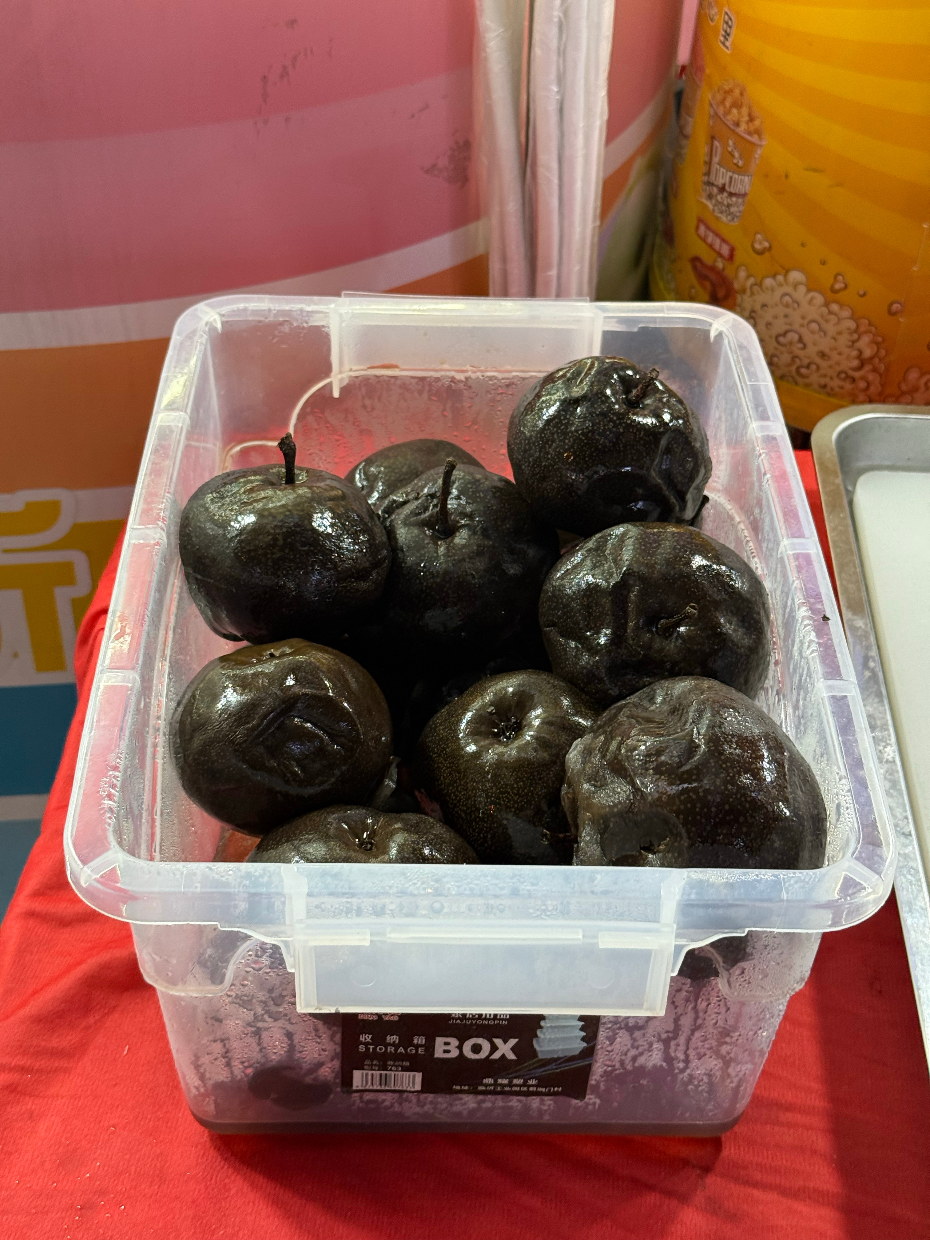 来逛夜市，居然有卖冻梨的，5块钱一个，你们吃过吗[doge] ​​​