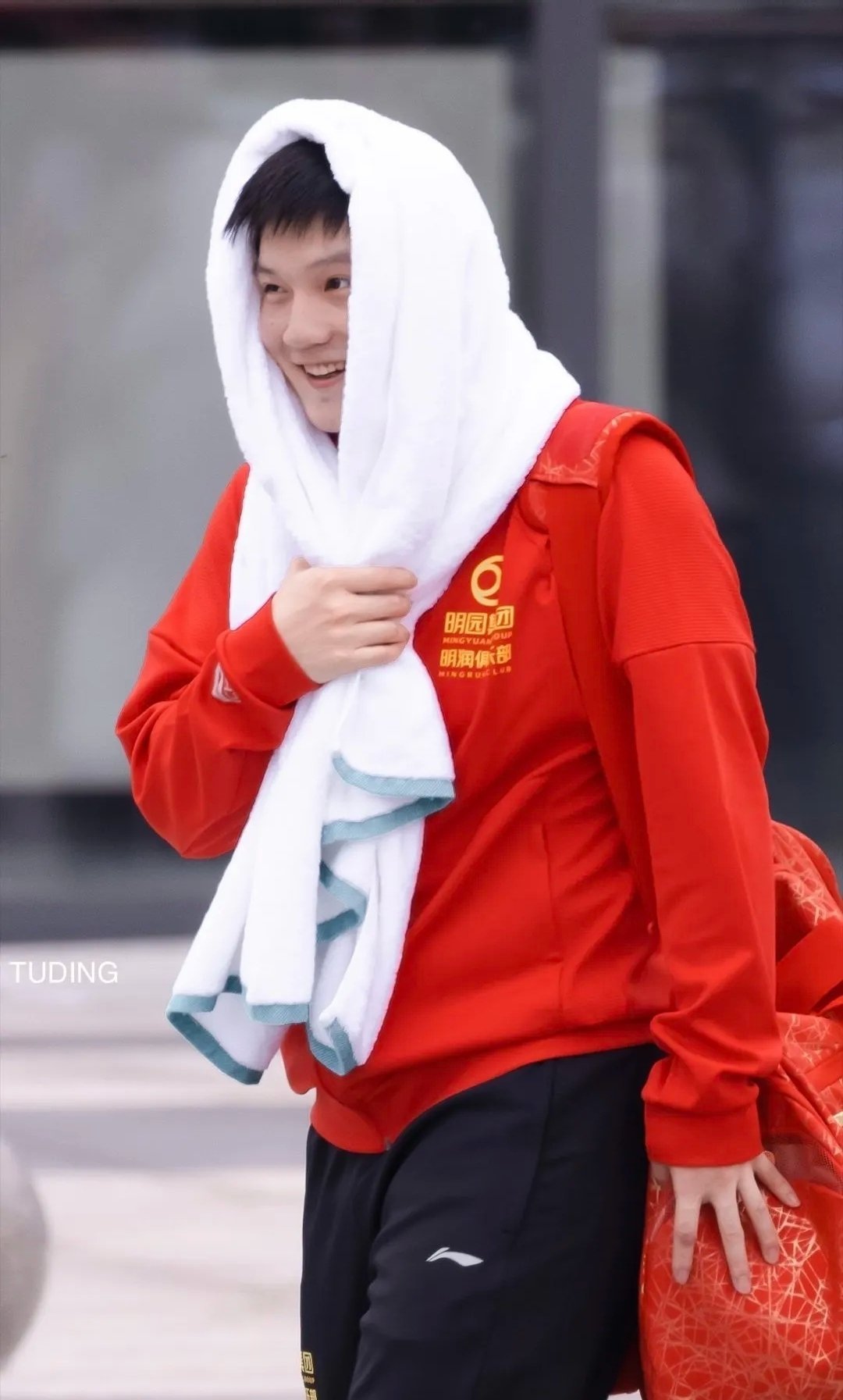 扬在脸上的纯净，长在心底的善良，融进血液里的教养，刻在骨子里的担当，这就是樊振东