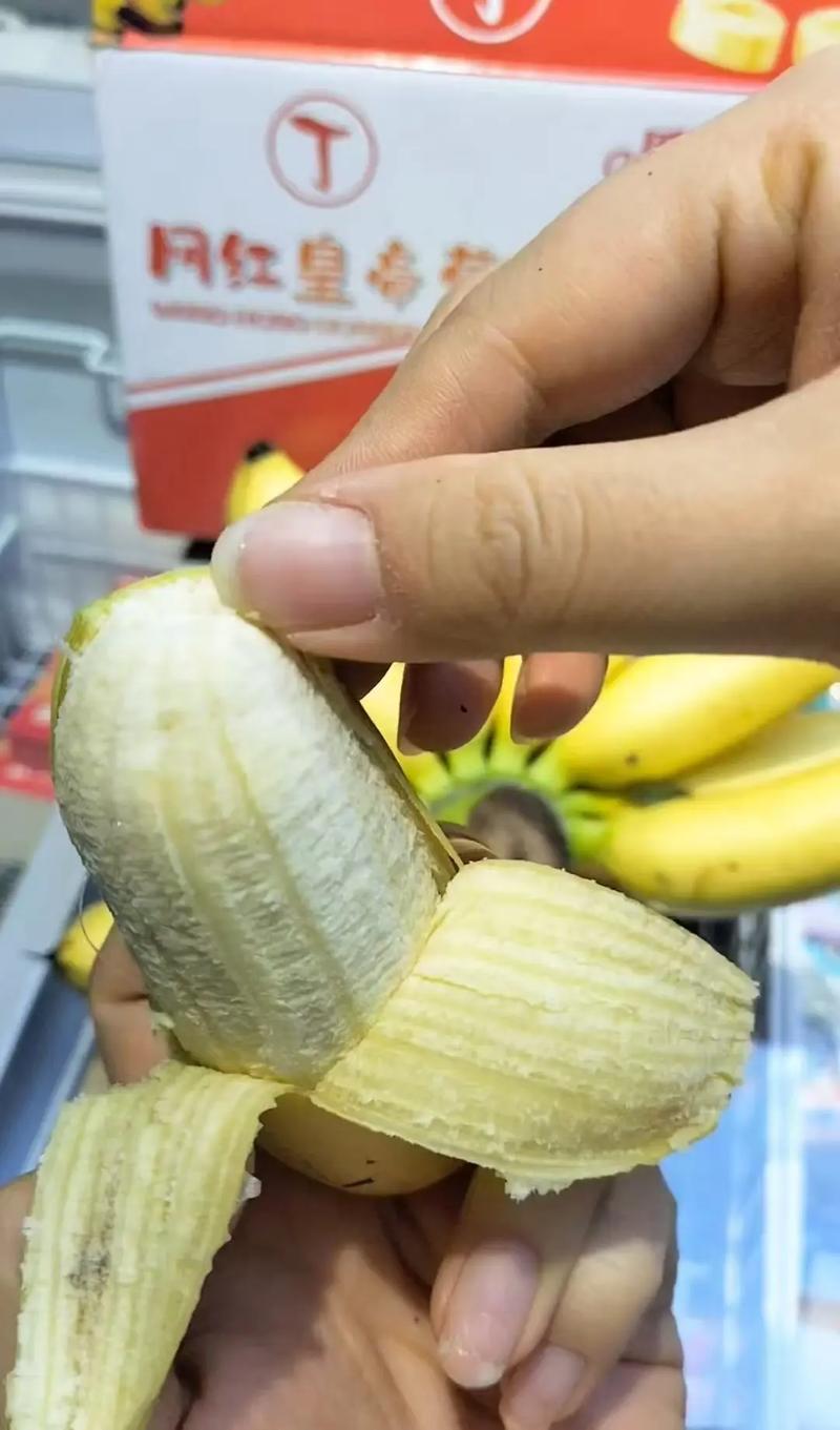 夏日水果，网红皇帝蕉｜一口奶糯巨上头攻略！
迷你可爱的网红皇帝蕉真的是水果界天花