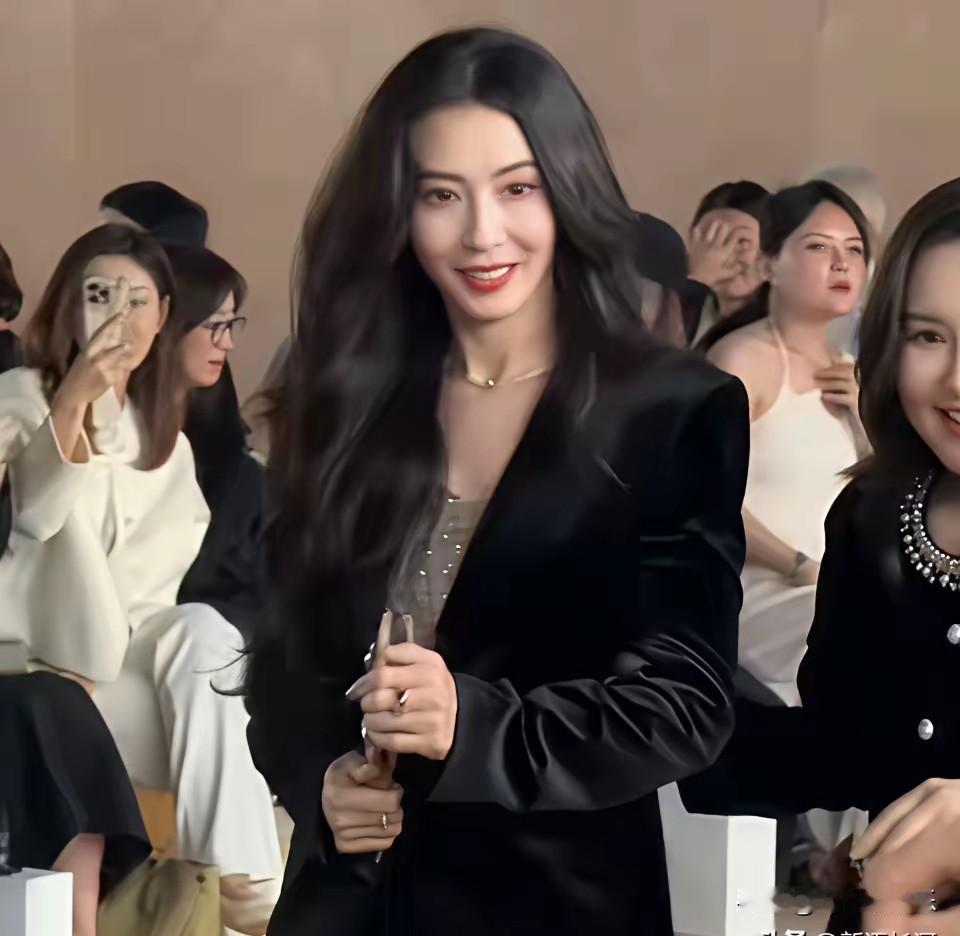 一个年龄阶段有一个年龄段的美
岁月不败美人，哪怕经过岁月的打磨，她们仍然美丽。4