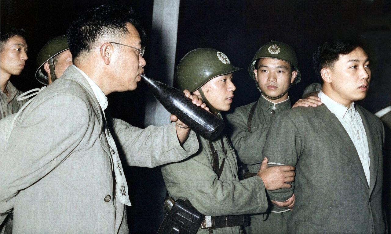 1950年7月17日，台北马场町刑场。刘晋钰与助手严惠先在被宪兵押赴刑场前留下的