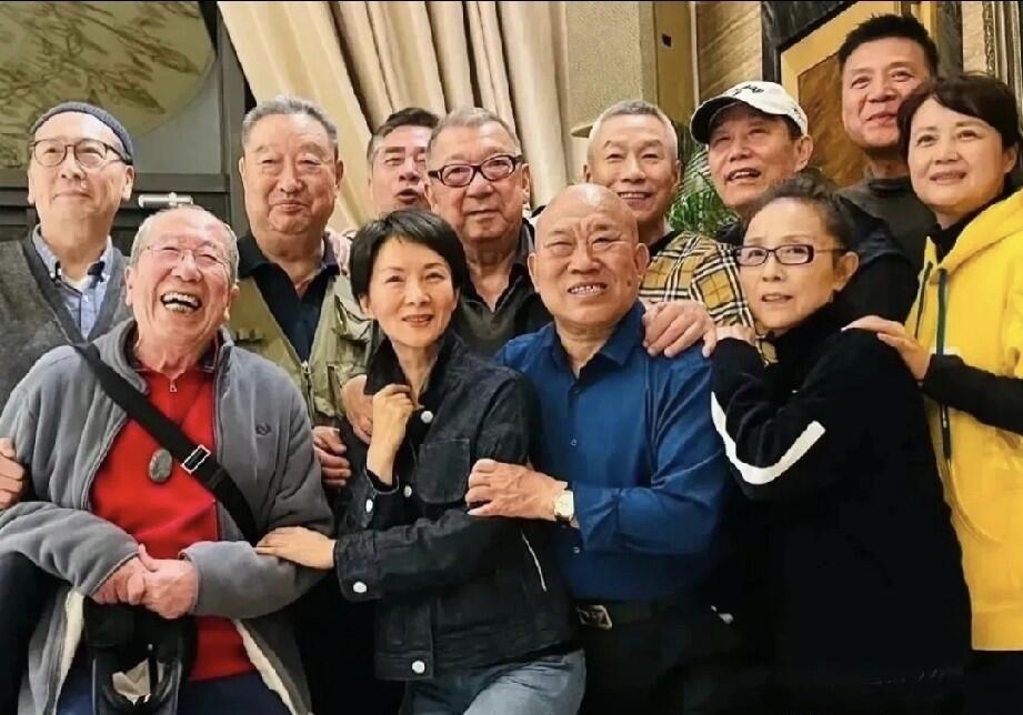 站在最后一排的陈宝国得踮着脚才能看到镜头，他真的是一位低调的好演员，长得帅气，演