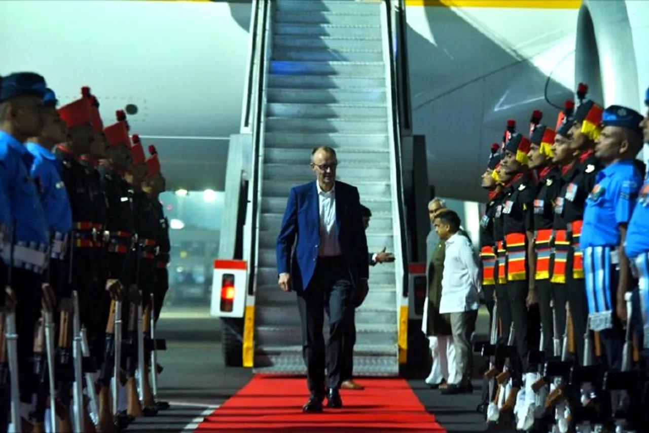 太尴尬了！印度真没人了，竟然派了三个大汉出来给德国总理默茨送花！今天（1月12日