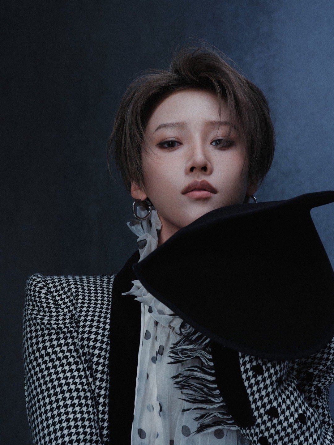 刘雨昕尖叫之夜造型出图完全是主人级别，复古千鸟格长风衣，雀斑妆太漂亮了演绎Ron
