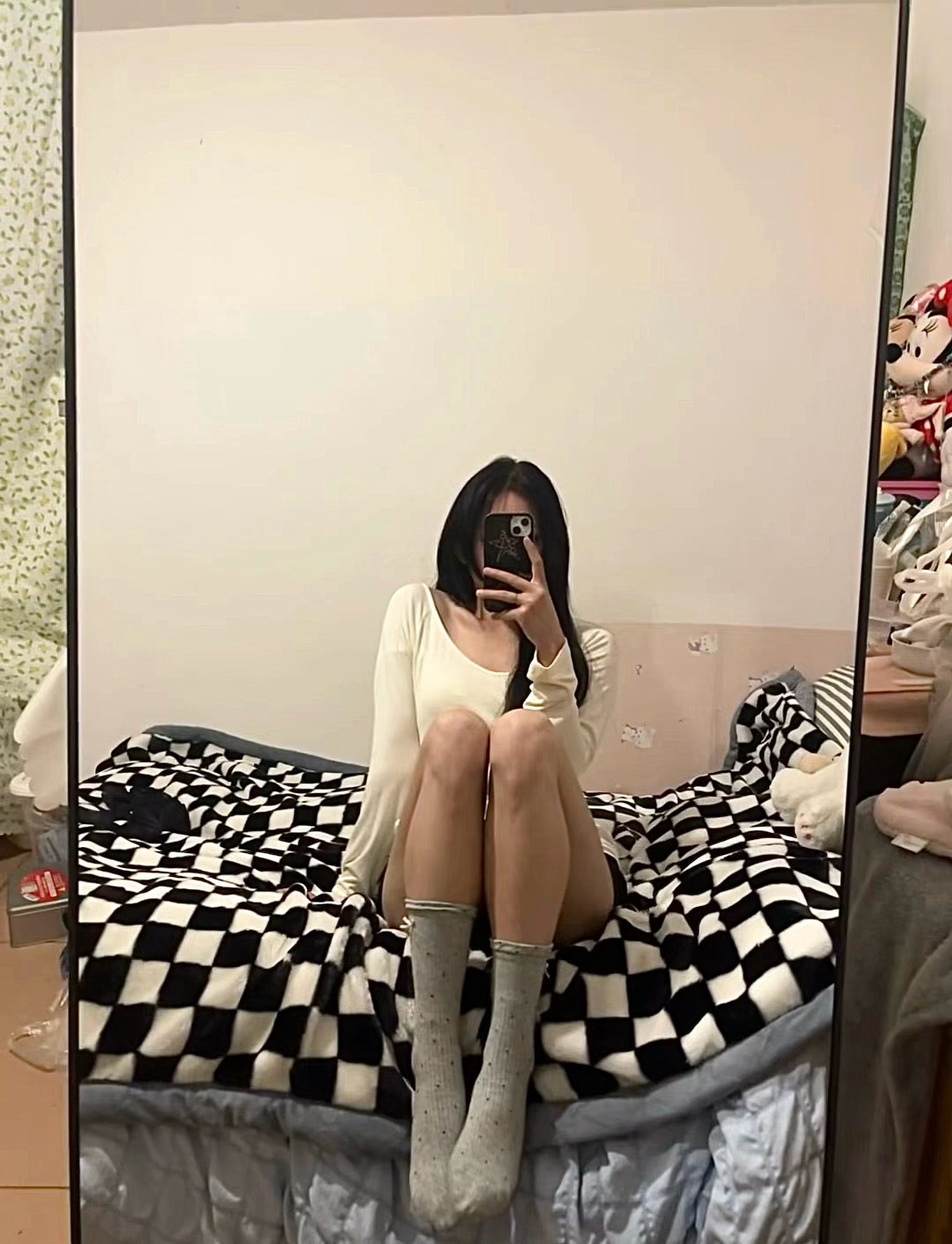 简单长袖搭配，慵懒自带氛围感。 ​​​[淡淡的] ​​​