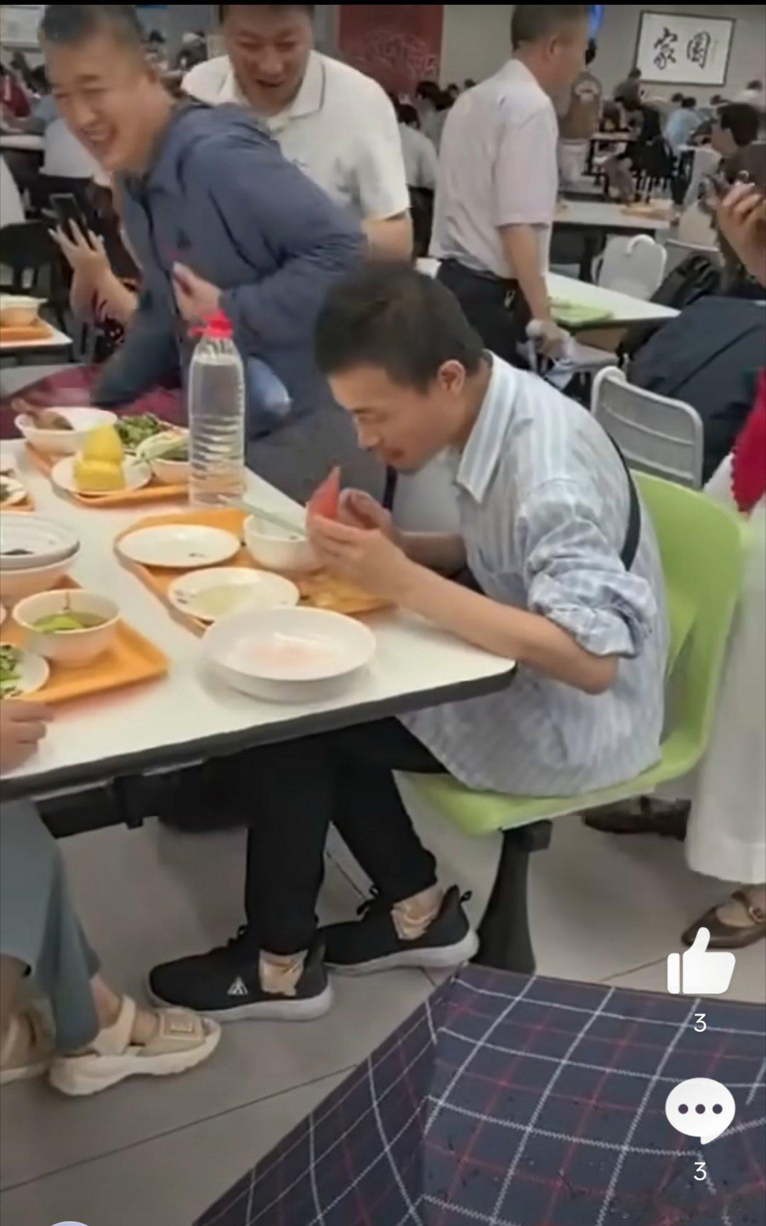 韦神食堂吃饭被多人轮番拍照   请给他一处净朗的环境，还有人脸大的问：“拍上了吗