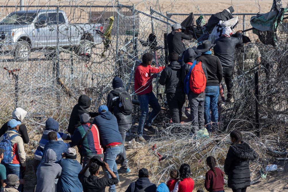 偷渡美国，一条不归路！

边境悲歌：偷渡路上的生死考验
 
美墨边境始终笼罩着移