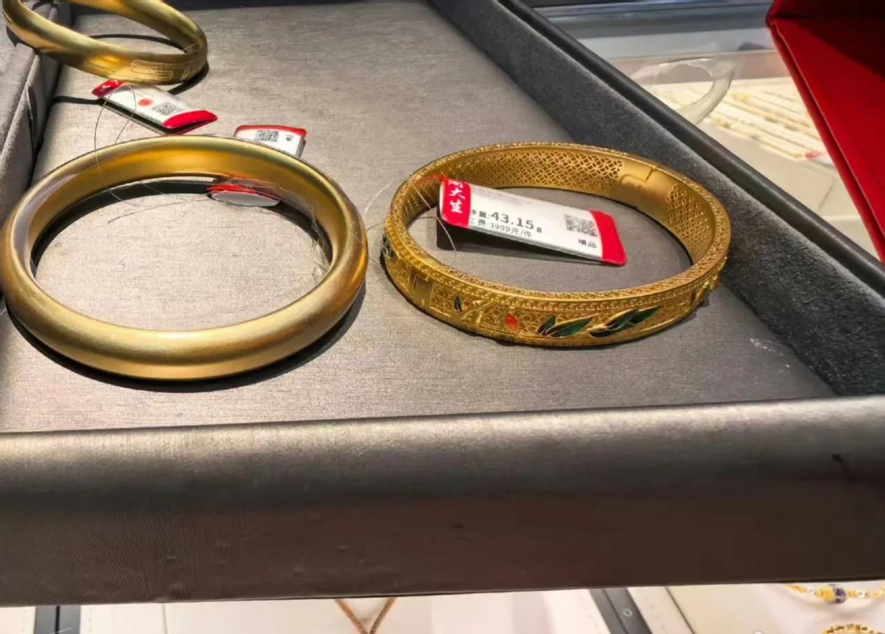 如果你一年前买了一万元黄金，那么现在价值一万七千元。
如果你一年前买了一万元内存