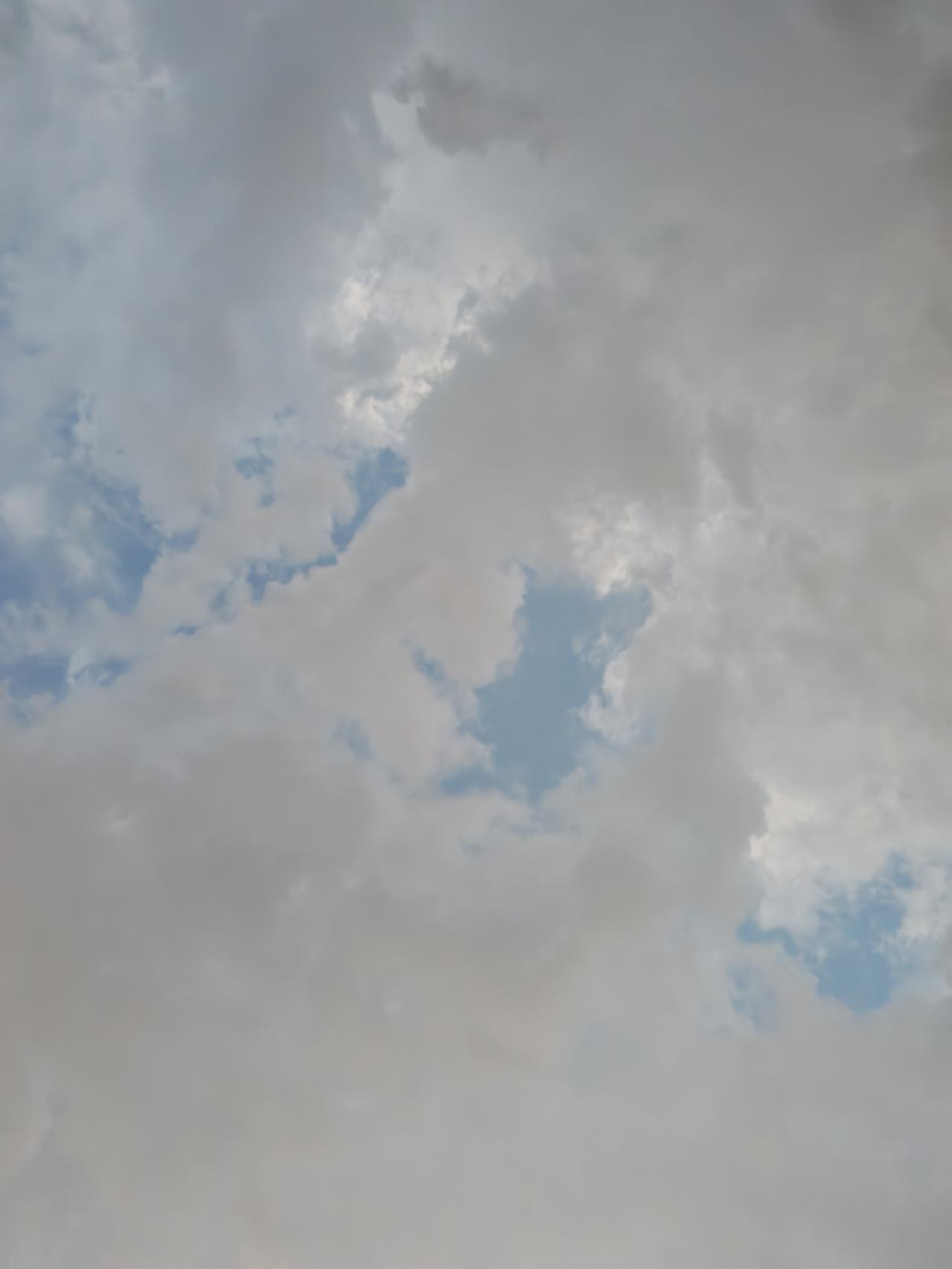 上传一张你手机里天空的照片吧打雷闪电，这雨就是迟迟下不来。