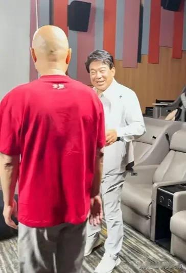 两位老艺术家陈佩斯、朱时茂再次合作，票房直线升高，两位老艺术家喜笑颜开，陈佩斯还