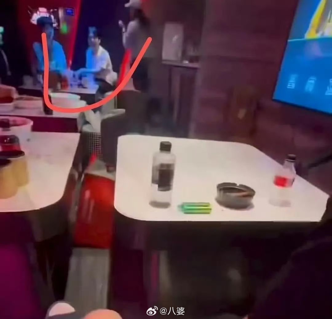 刘昊然 郭麒麟一段2-3秒的模糊视频，就能把三位艺人推上热搜，也是挺魔幻的。先不