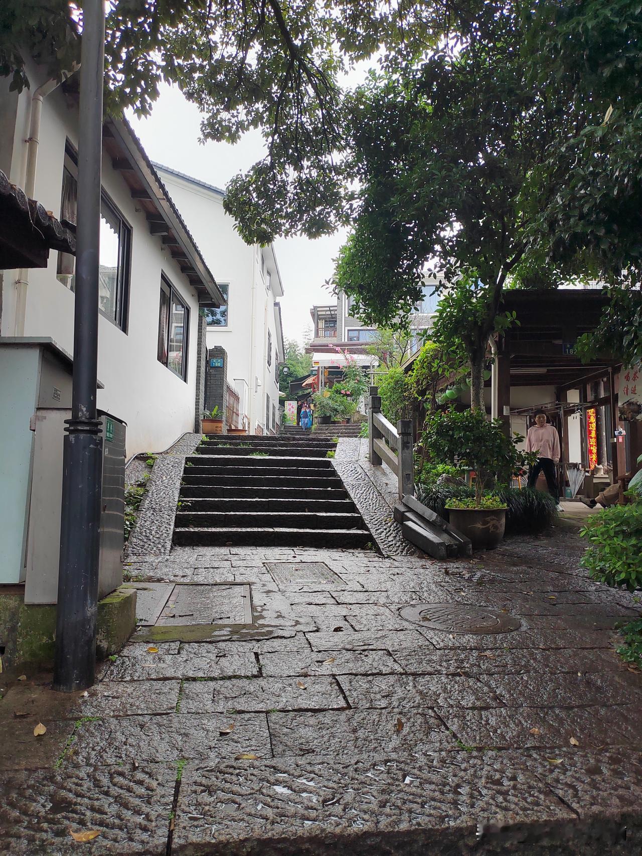 又一次不同的体验，天气是淅淅沥沥似春雨沐浴，断断续续又似酷夏降温。
这次选的路线