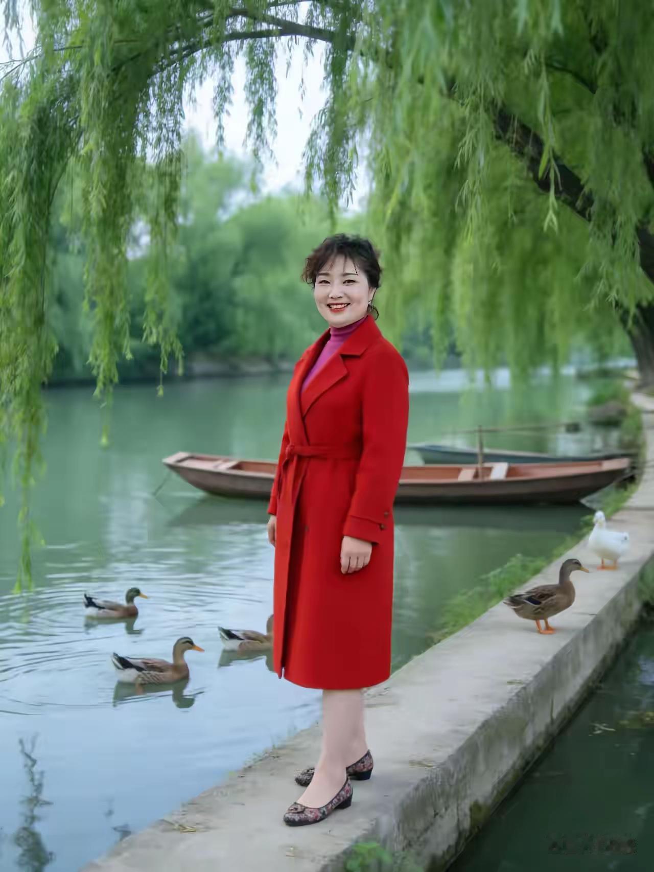 捣练子·养鸭塘
垂翠柳，戏群鹅，
绿水湾头小艇过。
借问阿谁娇且媚？
笑言原是老